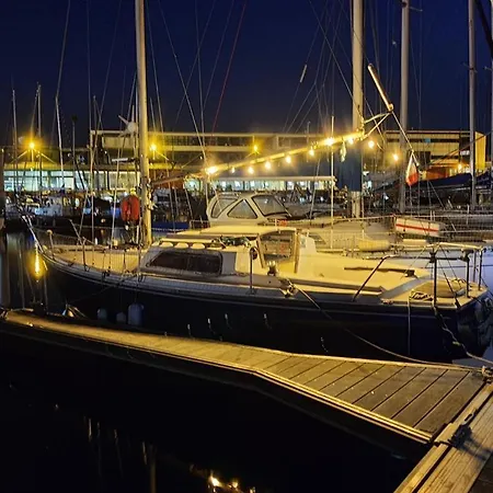 Voilier Dame Des Lys à Deux Pas De Nausicaa Botel Boulogne-sur-Mer